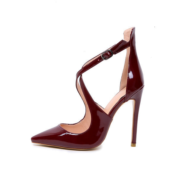 Damenschuhe mit gekreuzten Riemen und Stilettoabsatz