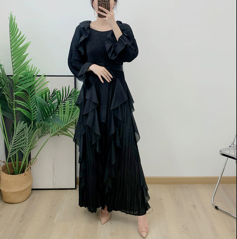 Plissiertes, taillenenges, schlankmachendes Kleid mit großem Saum und Rundhalsausschnitt