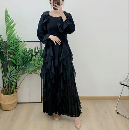Plissiertes, taillenenges, schlankmachendes Kleid mit großem Saum und Rundhalsausschnitt
