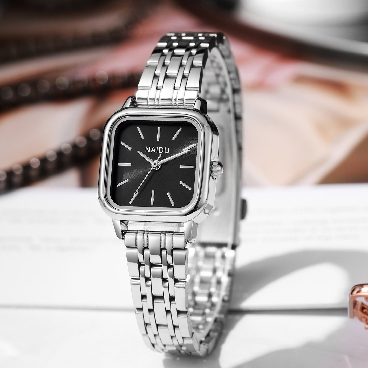 Orologio al quarzo semplice coordinato alla moda da donna