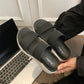 Pantofole da donna alla moda con suola spessa e doppio cinturino abbinato ai colori