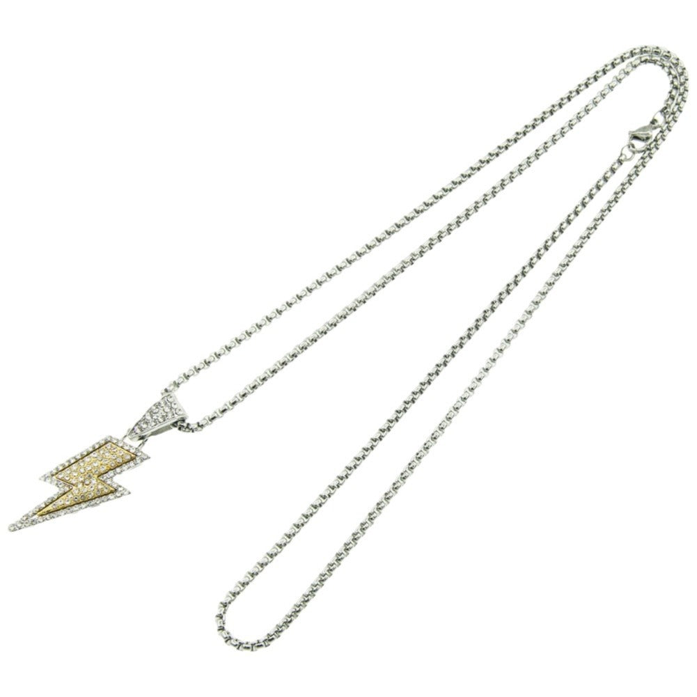 Collana con fulmine coordinato e personalità alla moda