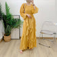 Plissiertes, taillenenges, schlankmachendes Kleid mit großem Saum und Rundhalsausschnitt