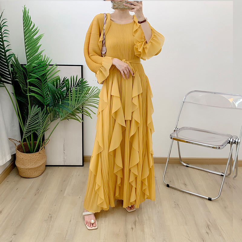 Plissiertes, taillenenges, schlankmachendes Kleid mit großem Saum und Rundhalsausschnitt