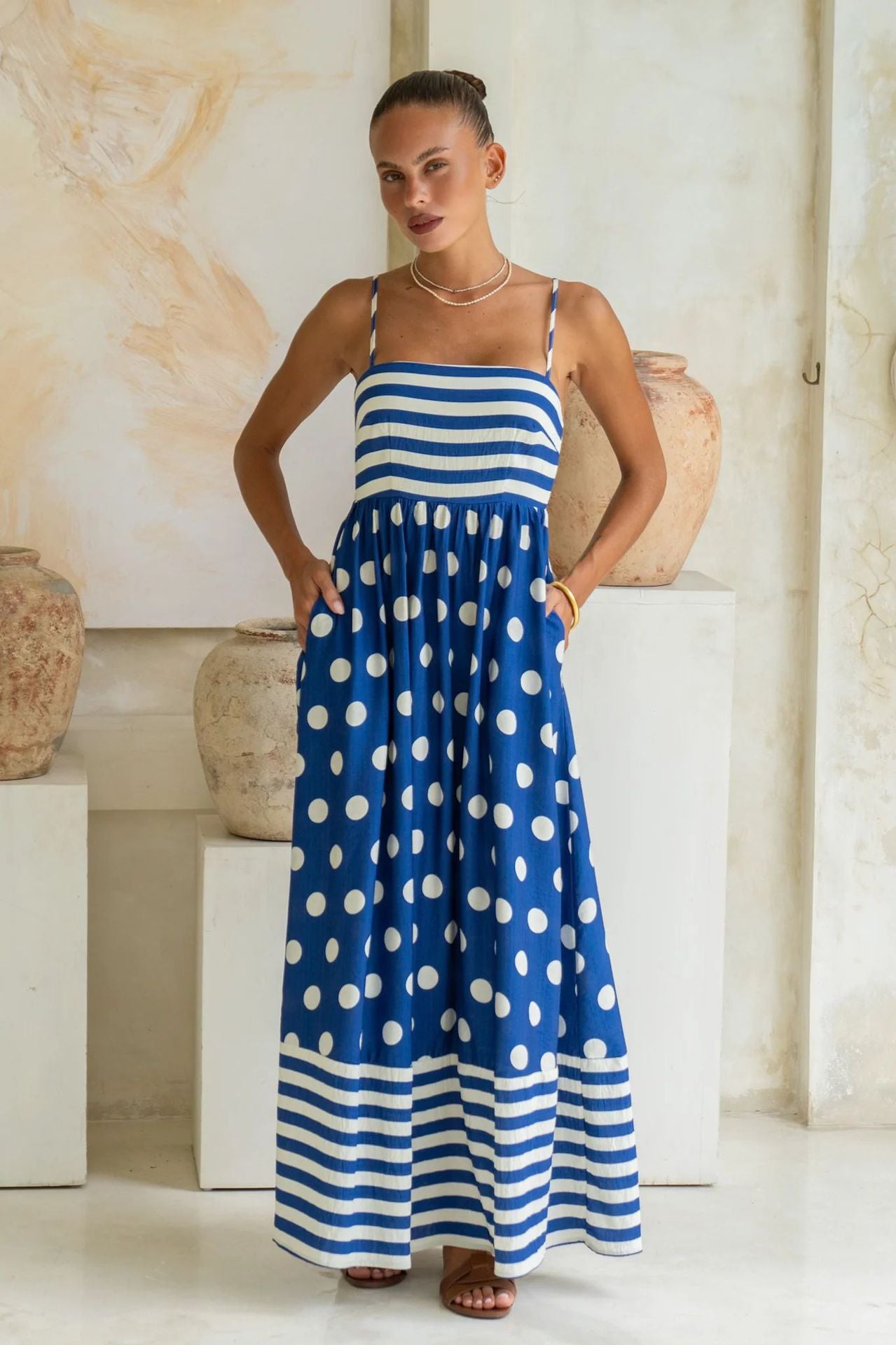 Abito da donna alla moda con stampa a vita alta e ampia scollatura senza schienale