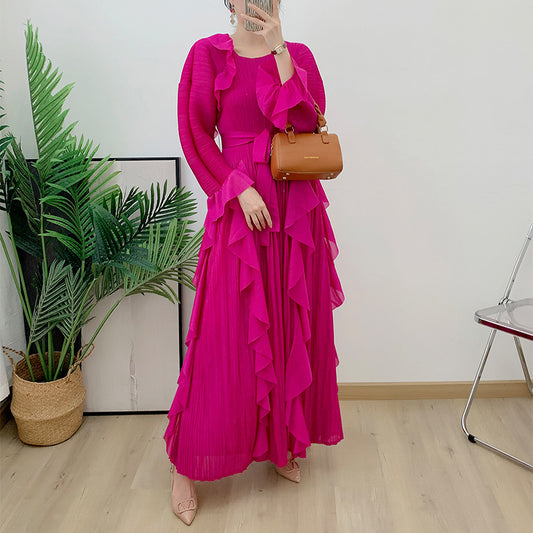 Plissiertes, taillenenges, schlankmachendes Kleid mit großem Saum und Rundhalsausschnitt