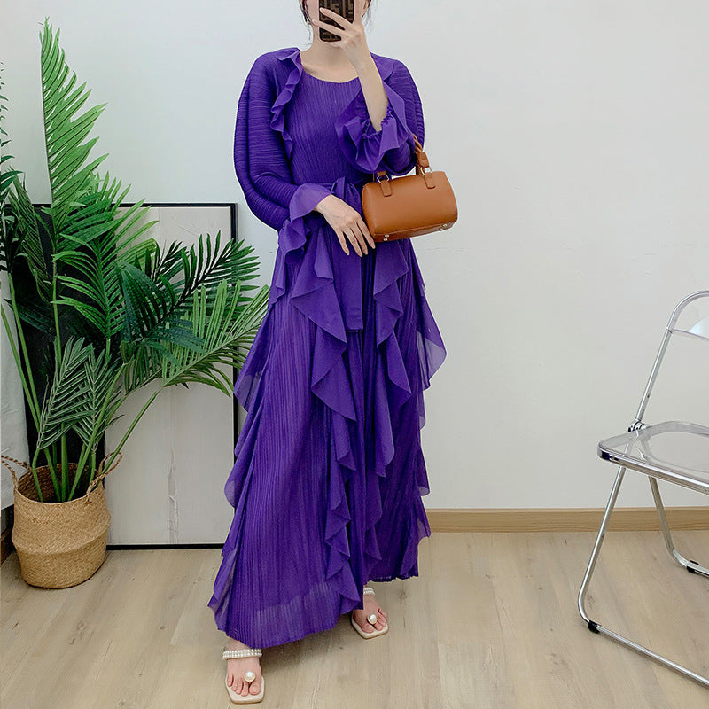 Plissiertes, taillenenges, schlankmachendes Kleid mit großem Saum und Rundhalsausschnitt