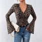 Top in maglia sexy attillato con scollo a V a strati leopardati e maniche svasate