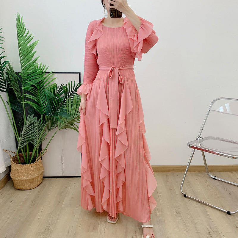 Plissiertes, taillenenges, schlankmachendes Kleid mit großem Saum und Rundhalsausschnitt