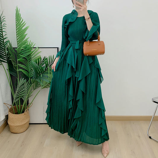 Plissiertes, taillenenges, schlankmachendes Kleid mit großem Saum und Rundhalsausschnitt