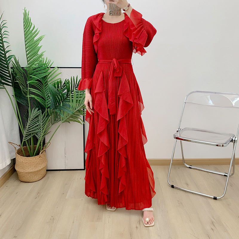 Plissiertes, taillenenges, schlankmachendes Kleid mit großem Saum und Rundhalsausschnitt