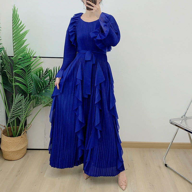 Plissiertes, taillenenges, schlankmachendes Kleid mit großem Saum und Rundhalsausschnitt
