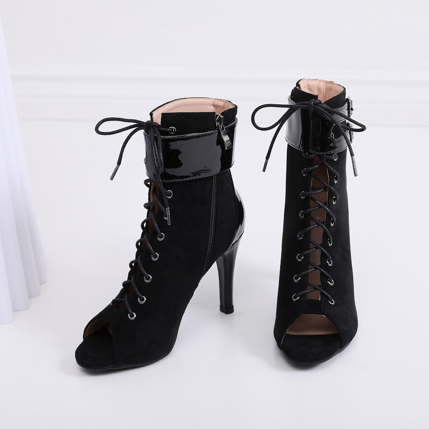 Sandali con tacco alto e punta aperta in rete a stiletto