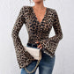 Top in maglia sexy attillato con scollo a V a strati leopardati e maniche svasate