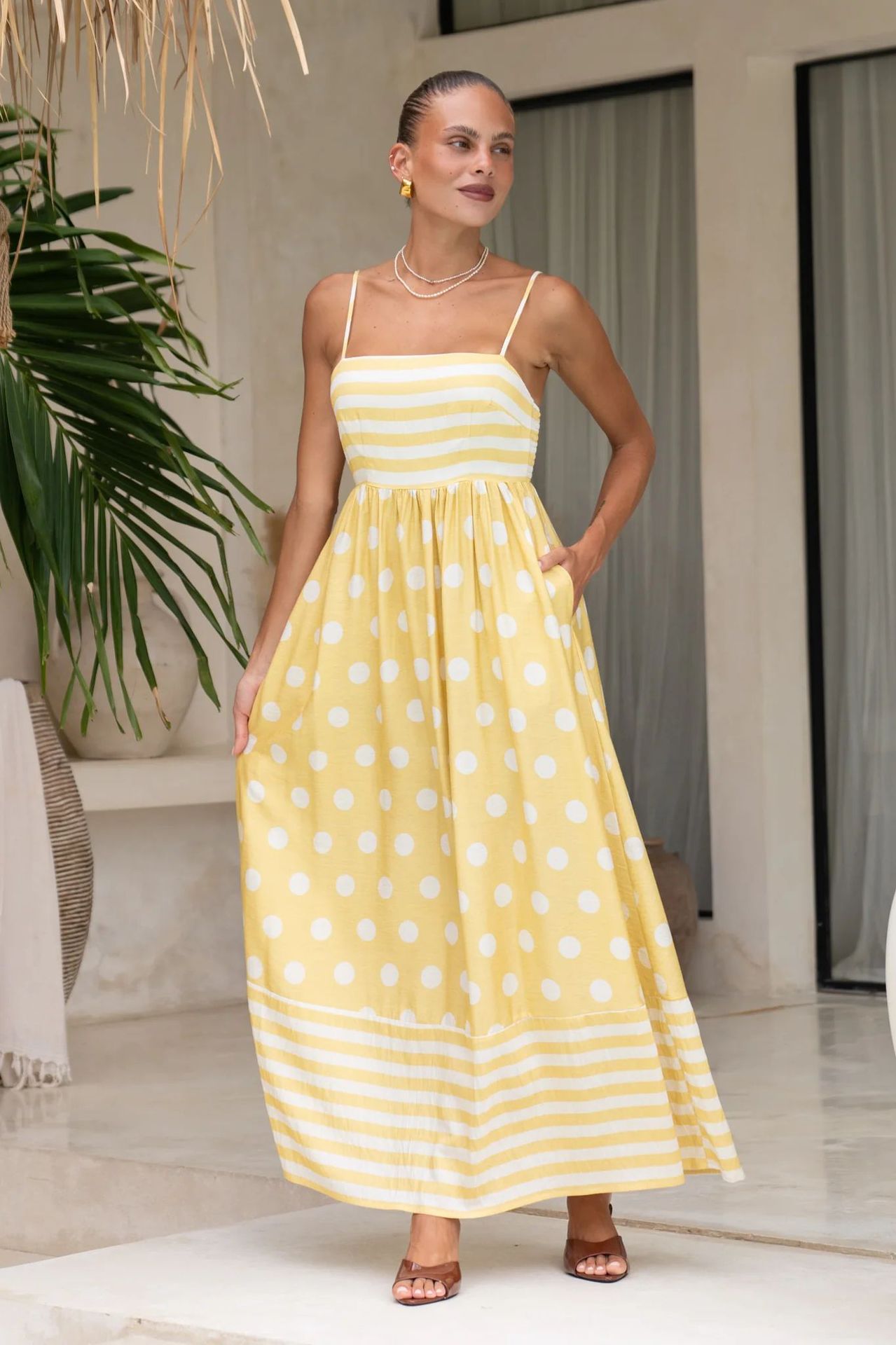 Abito da donna alla moda con stampa a vita alta e ampia scollatura senza schienale