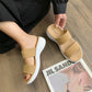 Pantofole da donna alla moda con suola spessa e doppio cinturino abbinato ai colori