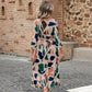 Damenkleid mit V-Ausschnitt und bedrucktem Gürtel