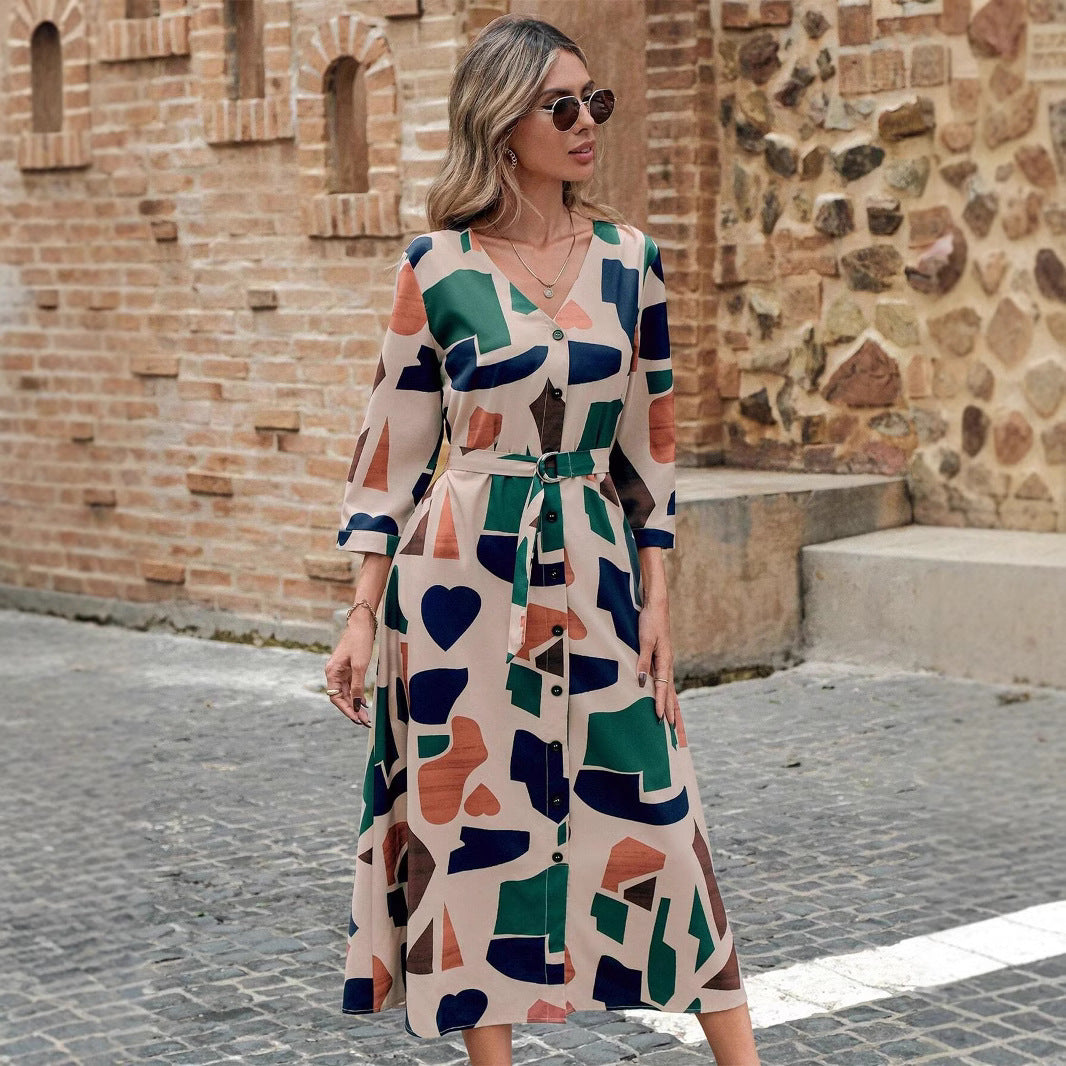 Damenkleid mit V-Ausschnitt und bedrucktem Gürtel