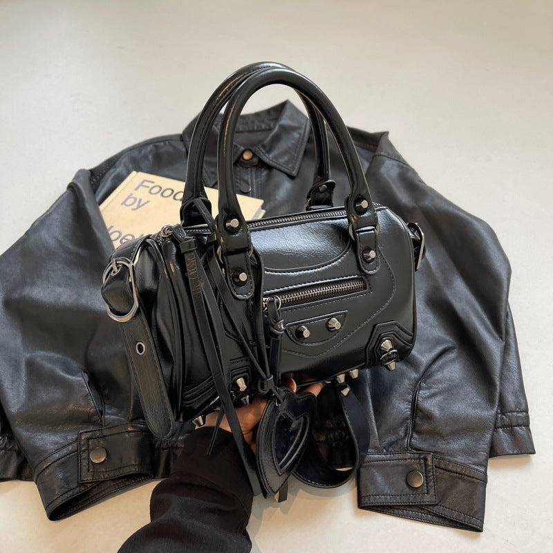 Borsa a tracolla portatile con rivetto e nappa sotto le ascelle