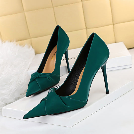 Scarpe col tacco alto sottili e poco profonde con fiocco da donna
