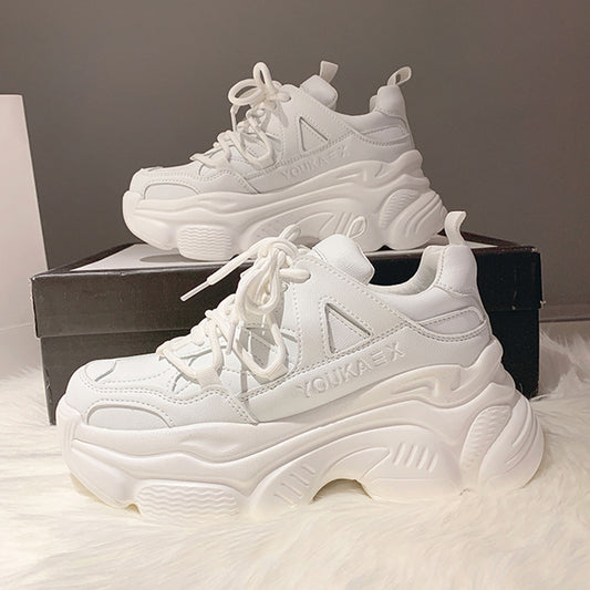 Scarpe con plateau e tacco alto, piccole sneakers bianche