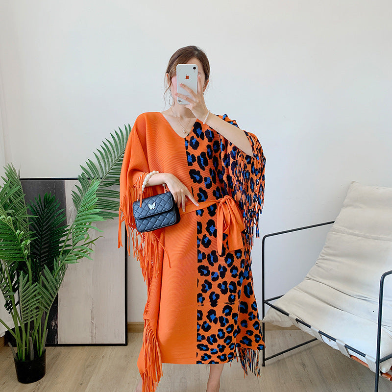 Abito da donna autunnale con stampa leopardata plissettata e colori coordinati