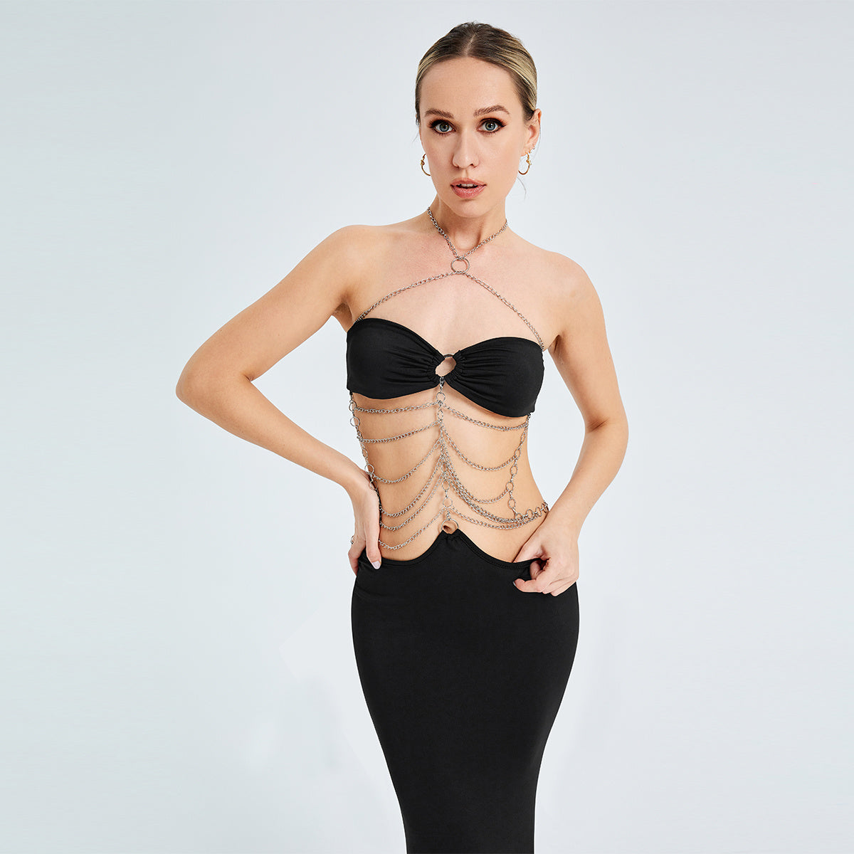 Abito da festa con scollo all'americana e catena in metallo, con spalline sottili e spalline sottili