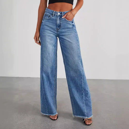Jeans larghi da donna con cuciture laterali, orlo sfilacciato e gamba larga