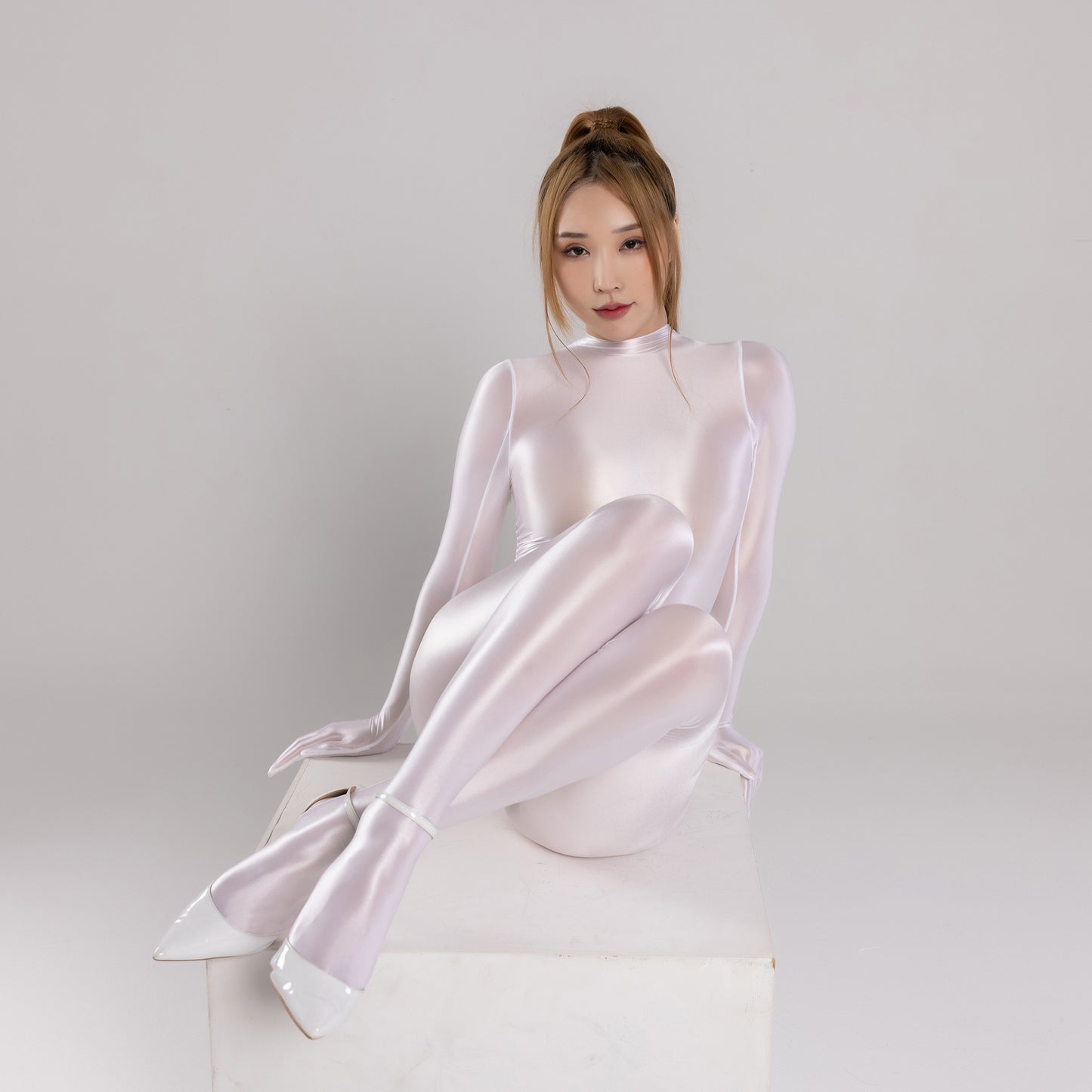 Enger und glänzender Bodysuit aus Nylon-Spandex mit vollflächiger Ärmelbedeckung