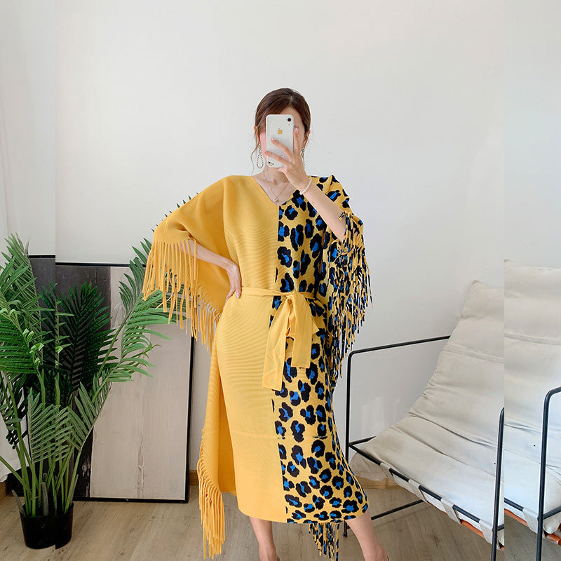 Abito da donna autunnale con stampa leopardata plissettata e colori coordinati