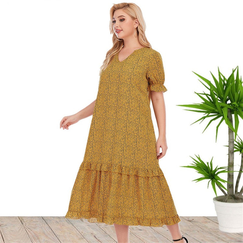 Locker sitzendes Kleid mit V-Ausschnitt, kurzen Ärmeln und Print