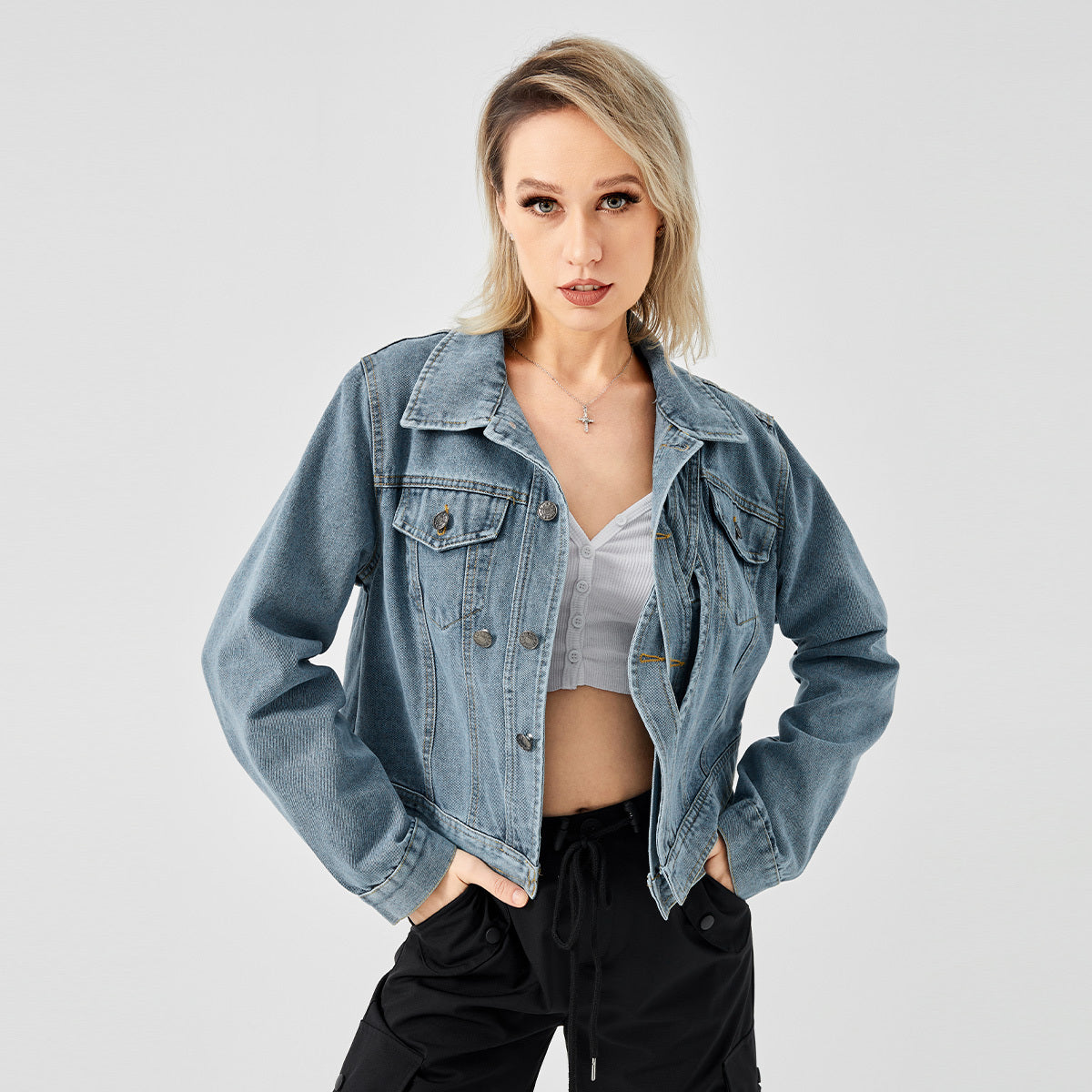 Giacca da donna in denim a maniche lunghe con design alla moda