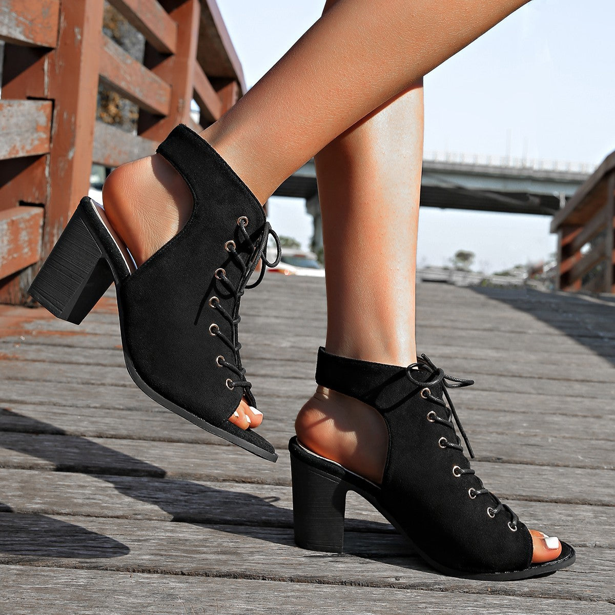 Sandali con tacco spesso e lacci, scarpe estive alla moda con punta aperta per le donne