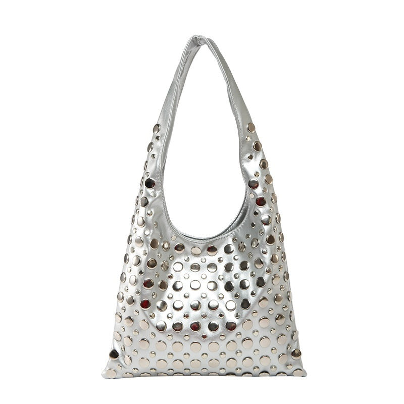 Borsa a tracolla con rivetti a pois da donna