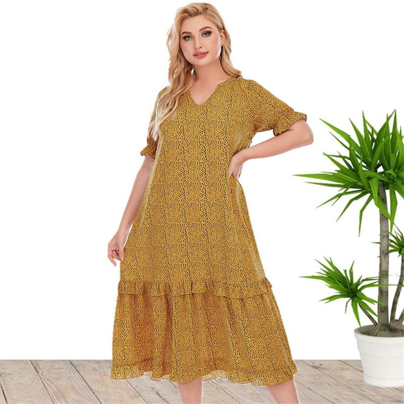 Locker sitzendes Kleid mit V-Ausschnitt, kurzen Ärmeln und Print