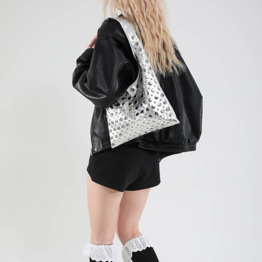 Borsa a tracolla con rivetti a pois da donna