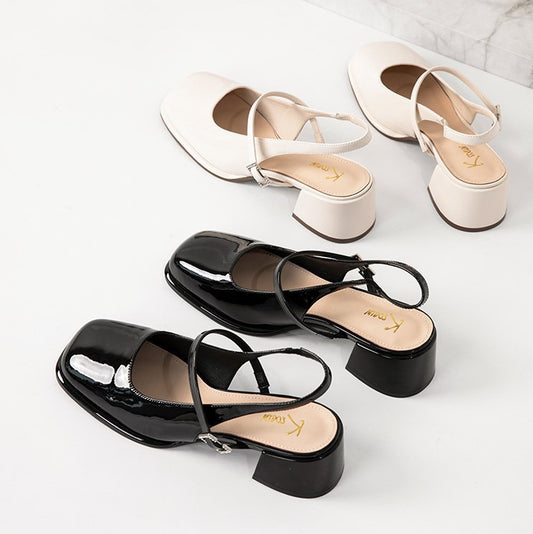 Sandali con punta quadrata, tacco alto e moda retrò