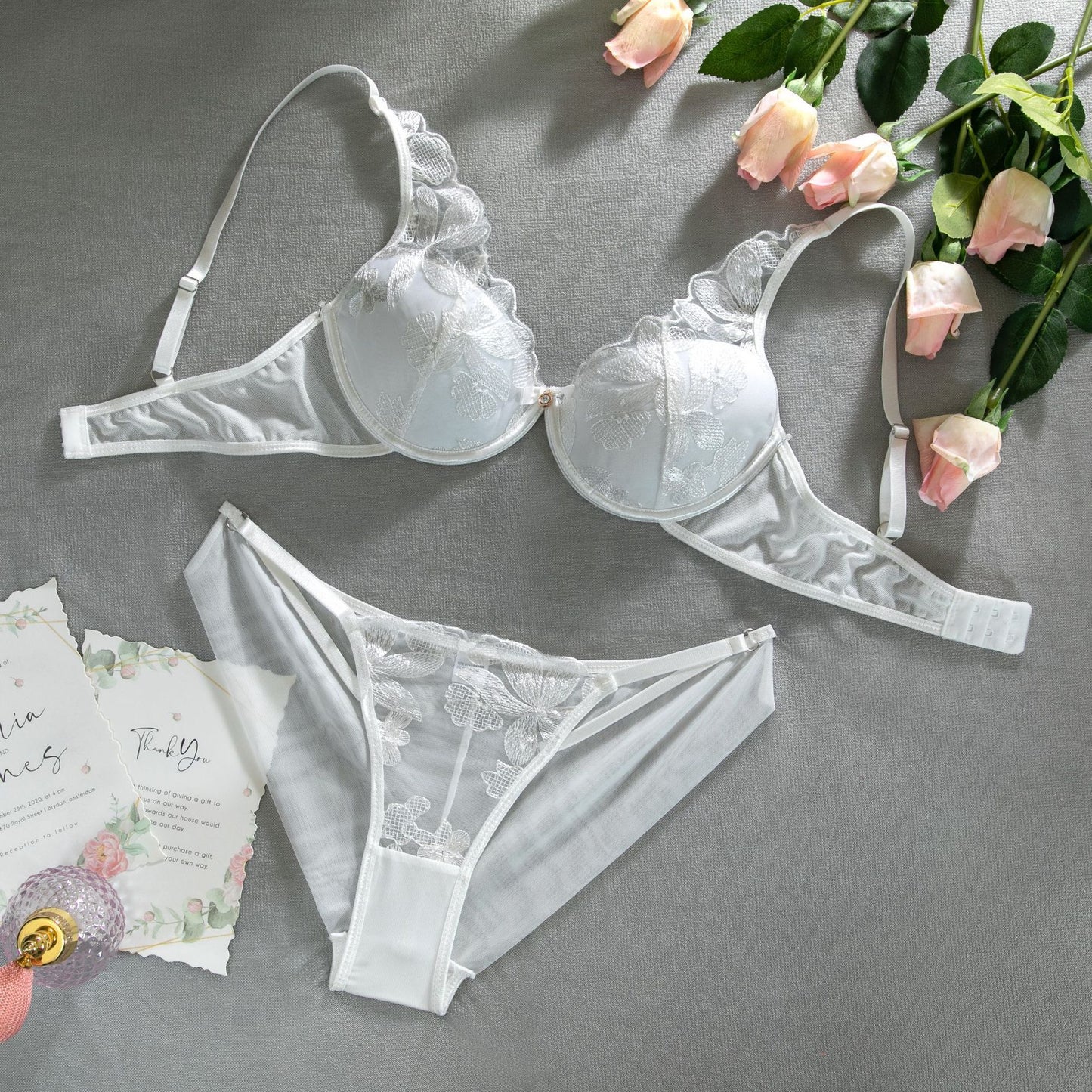 Completo intimo con reggiseno imbottito e ricamo traforato per donna