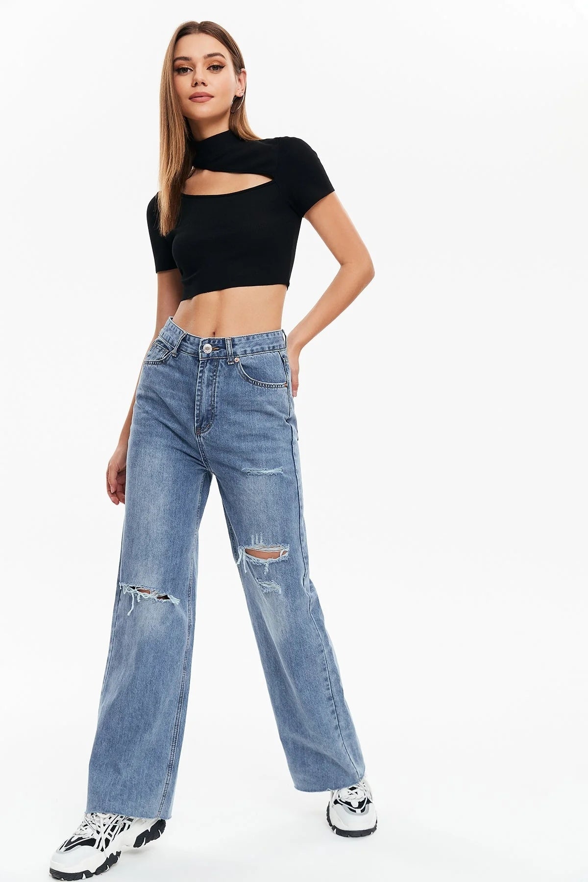 Top a maniche corte con scollo a ombelico