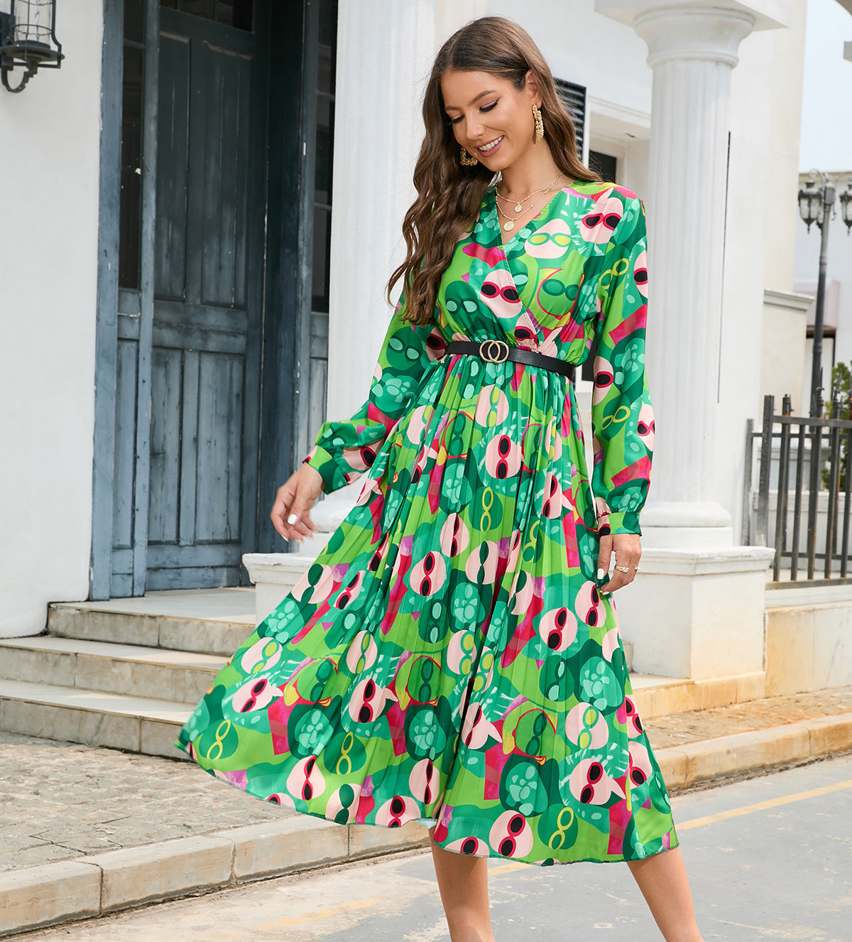 Bedrucktes Plissee-Kleid mit V-Ausschnitt und langen Ärmeln für Damen