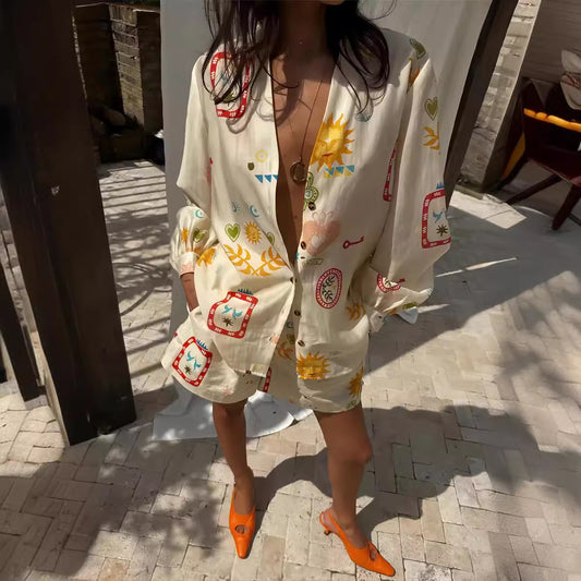 Completo da donna alla moda, in lino stampato, per il tempo libero, con camicia e pantaloncini coordinati