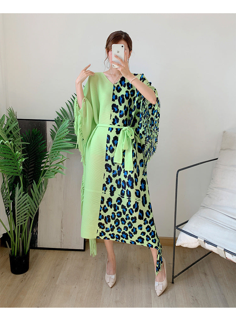 Abito da donna autunnale con stampa leopardata plissettata e colori coordinati