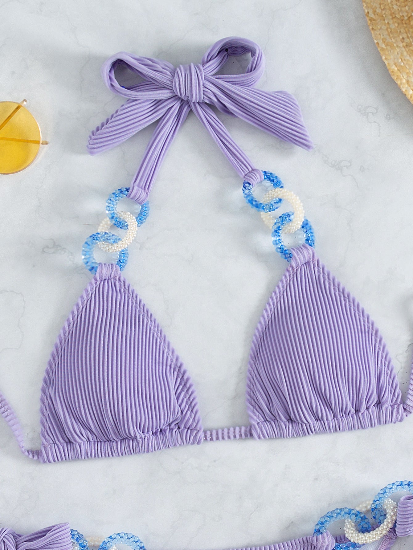 Solider Neckholder-Strandbikini mit seitlicher Krawatte und Schmuck