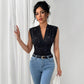 Top senza maniche con paillettes lucide e scollo a V