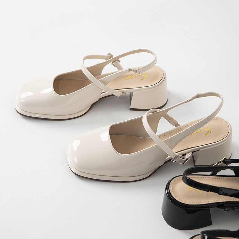 Sandali con punta quadrata, tacco alto e moda retrò