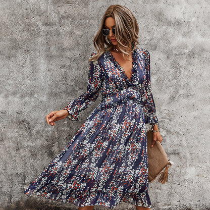 Kleid mit Blumenmuster und V-Ausschnitt