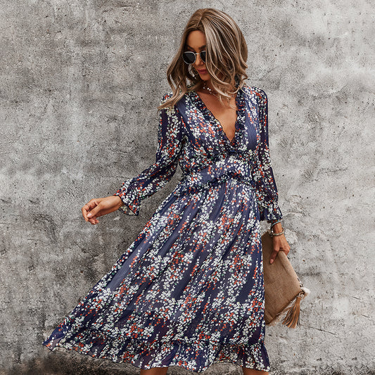 Kleid mit Blumenmuster und V-Ausschnitt