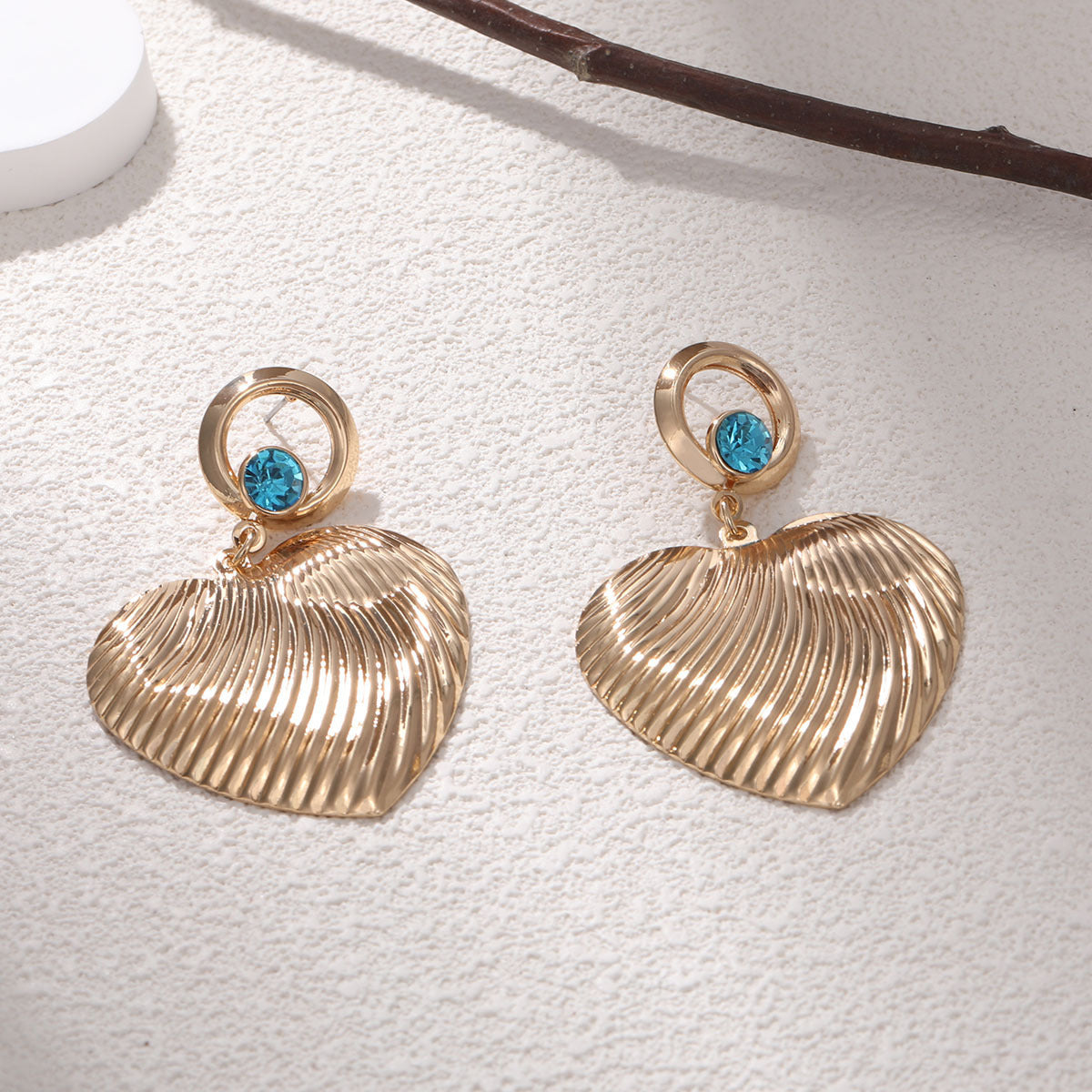 Orecchini da donna con zirconi intarsiati e diamanti a forma di cuore con nappa