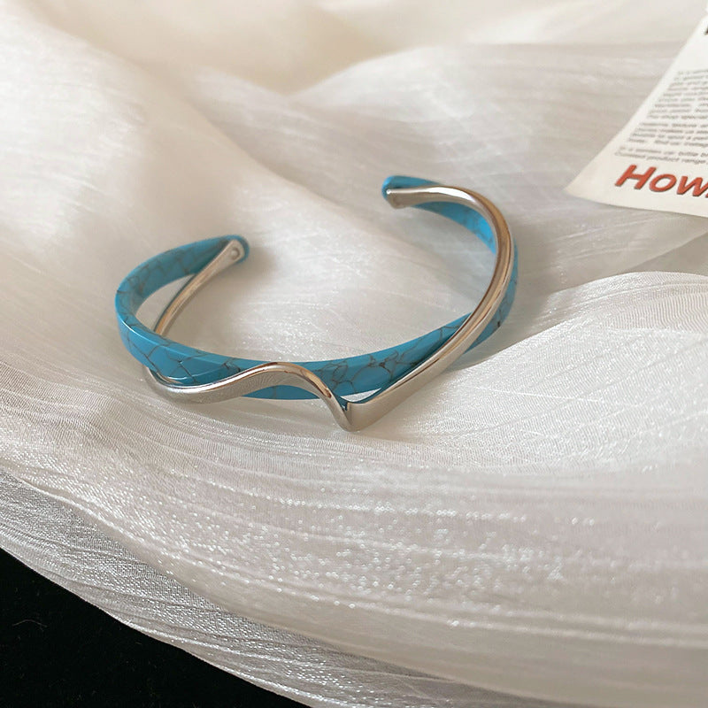 Braccialetto in metallo bianco con piastra a forma di conchiglia per donna, apertura regolabile a 2 strati